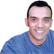 Diseñador en Comunicación Visual e instructor de diseño gráfico, historia del diseño e infografía